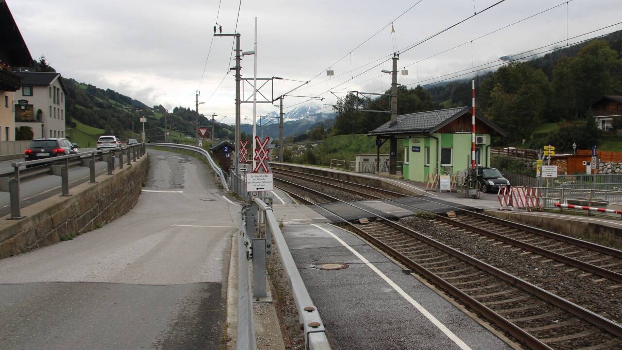Die verwinkelte Eisenbahnkreuzung in Gries mit dem Bahnwärterhäuschen.   Die verwinkelte Eisenbahnkreuzung in Gries mit dem Bahnwärterhäuschen.