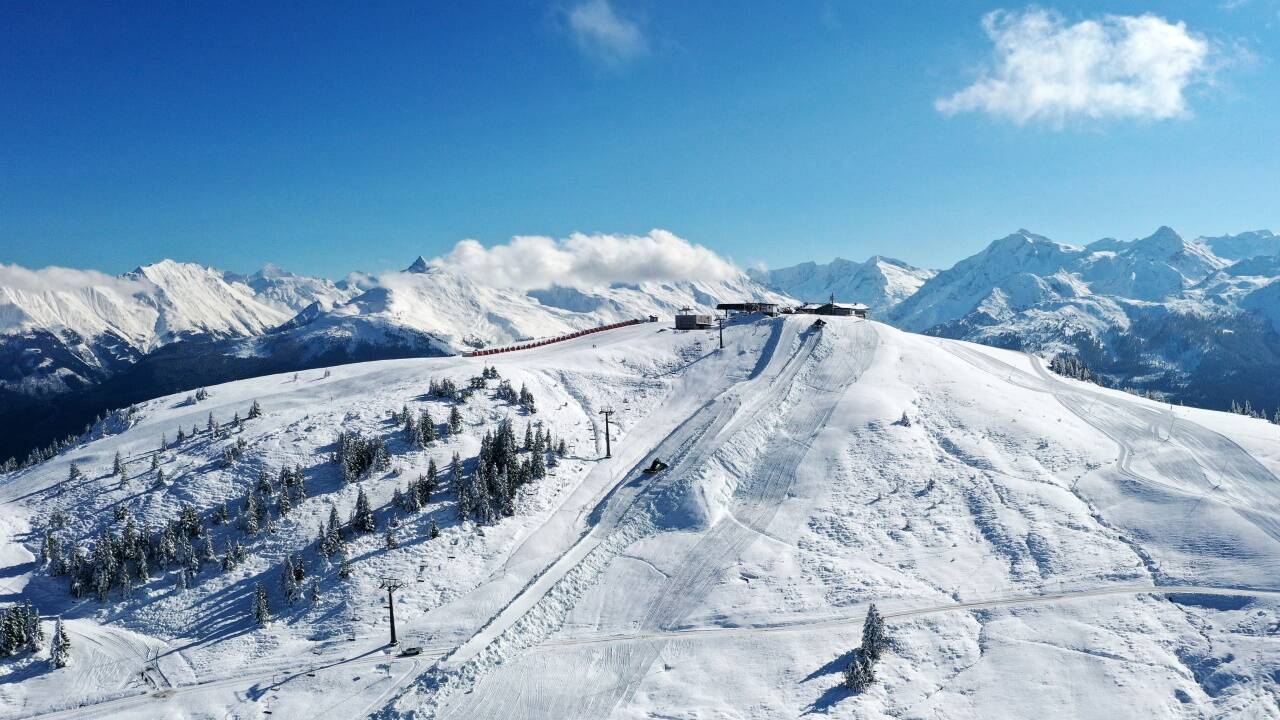 Auf der Resterhöhe gibt es derzeit auch Naturschnee. In der Bildmitte ist die Aufbringung des konservierten Altschnees zu sehen. 
