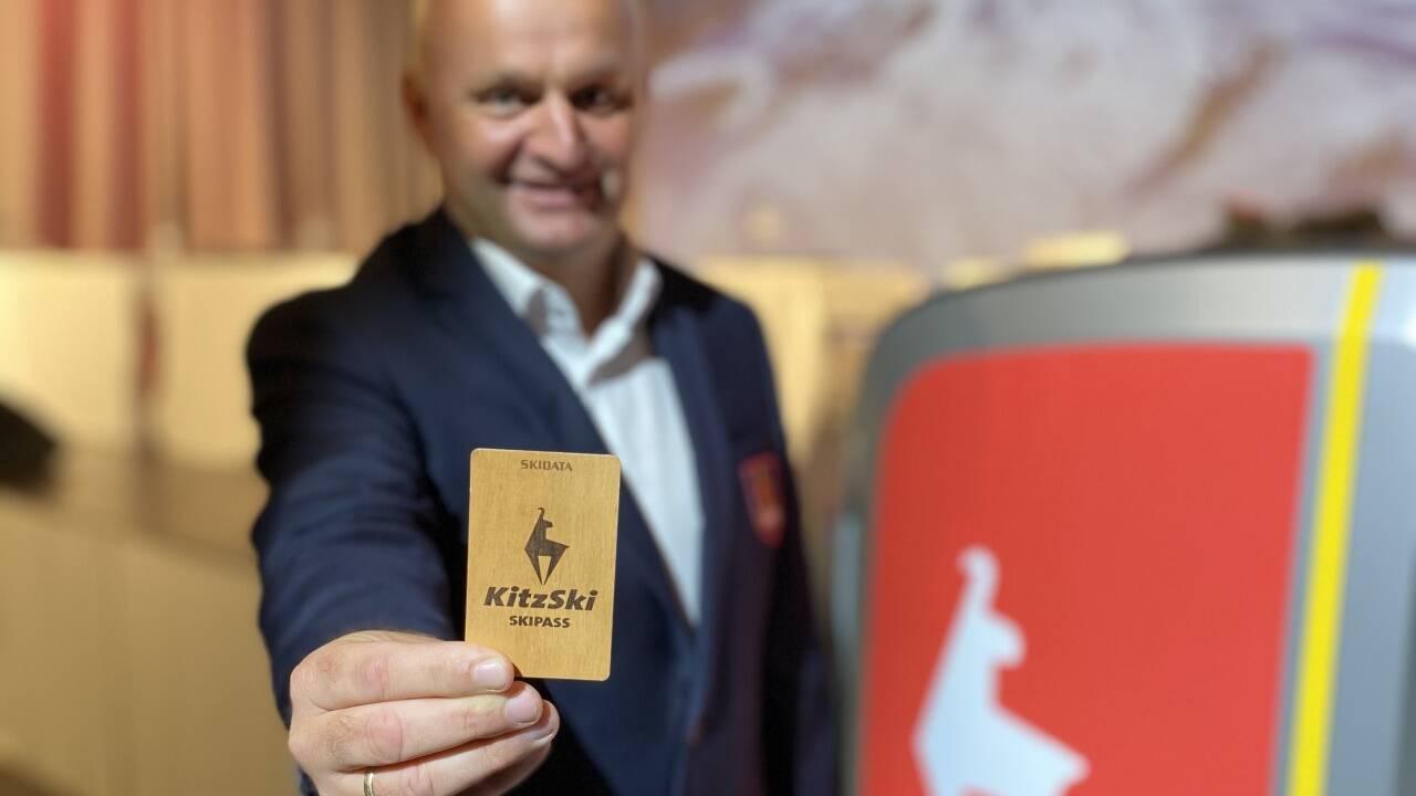 Vorstand Christian Wörister mit der neuen Saisonkarte aus Holz. 