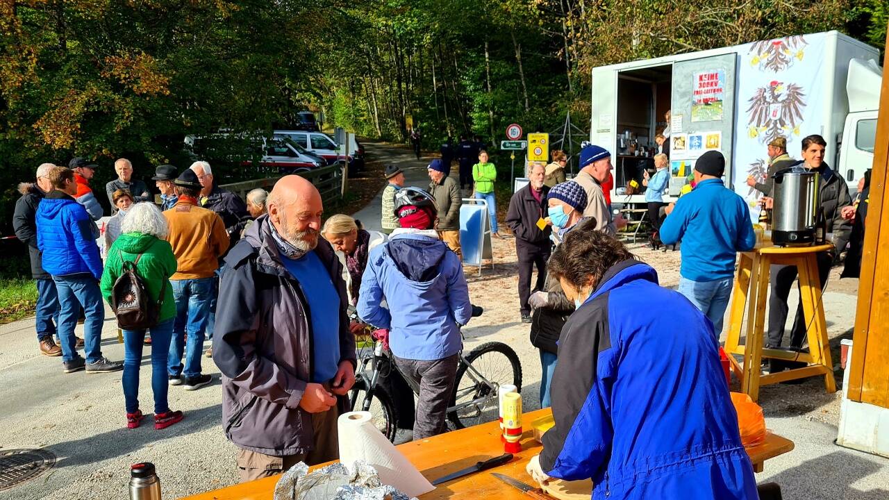 Gegner der Freileitung hatten sich in Koppl am Dienstag wieder auf eine Demonstration vorbereitet. 