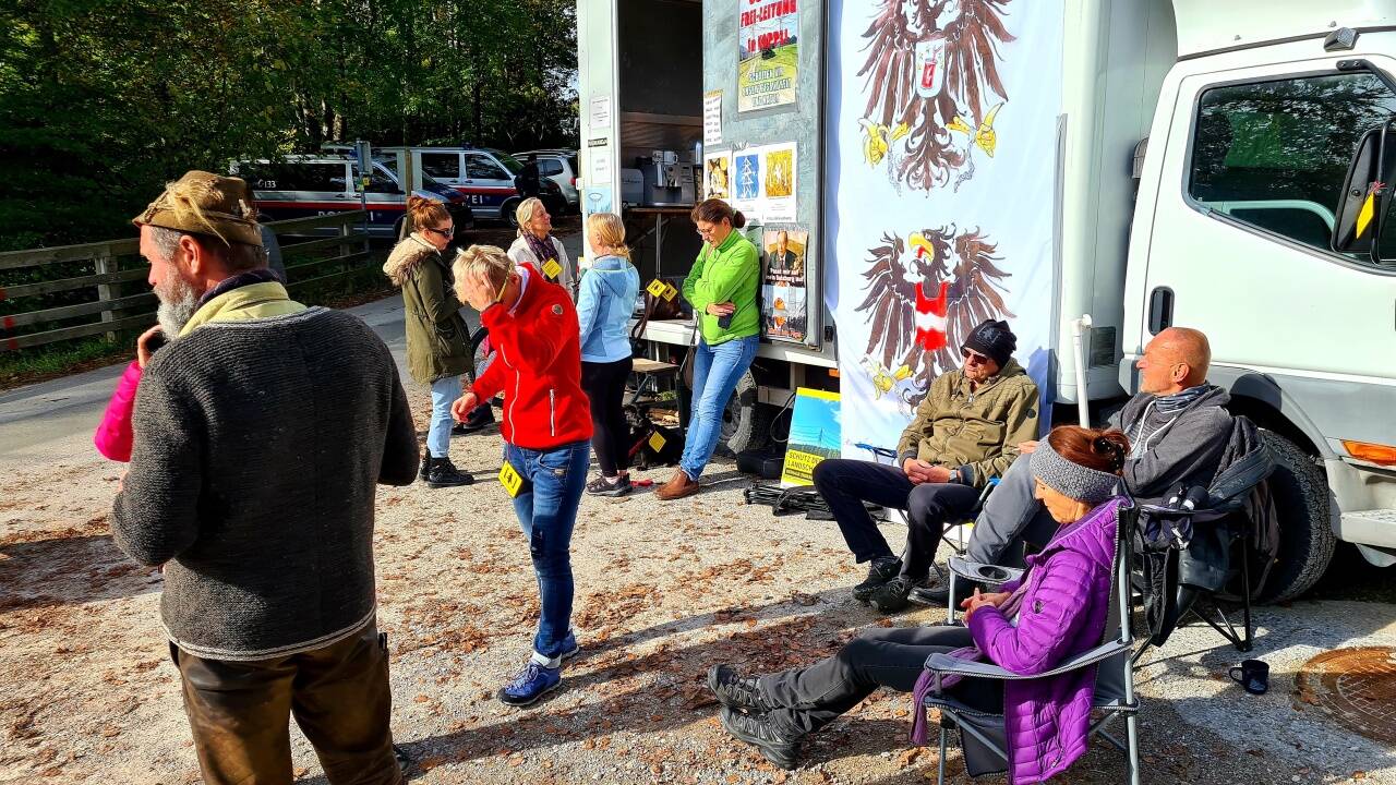 Die Demonstranten behinderten den Baustellenverkehr nicht. 