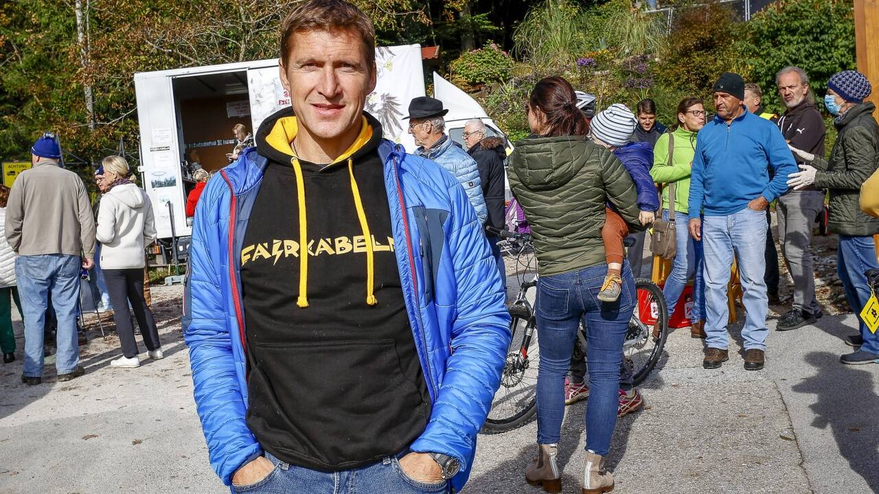 Franz Fuchsberger mit seinen Erdkabel-Aktivisten am Fuß des Heubergs. 