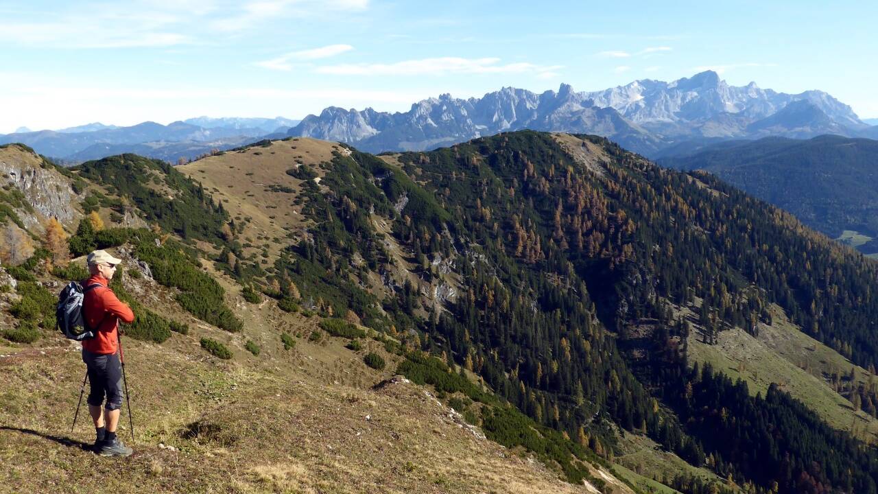 Vom Frommerkogel verläuft der Höhenweg in Blickrichtung Dachstein weiter. 