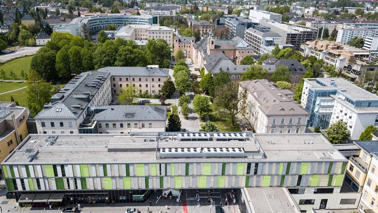 Die Salzburger Landeskliniken verhängen ein weitgehendes Besuchsverbot ab Samstag.  