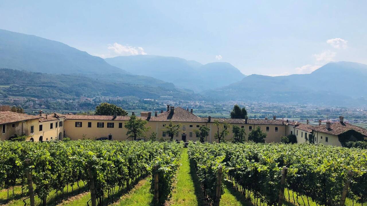 Blick auf den Palazzo Lodron im Lagarinatal zwischen Trient und dem Gardasee.  