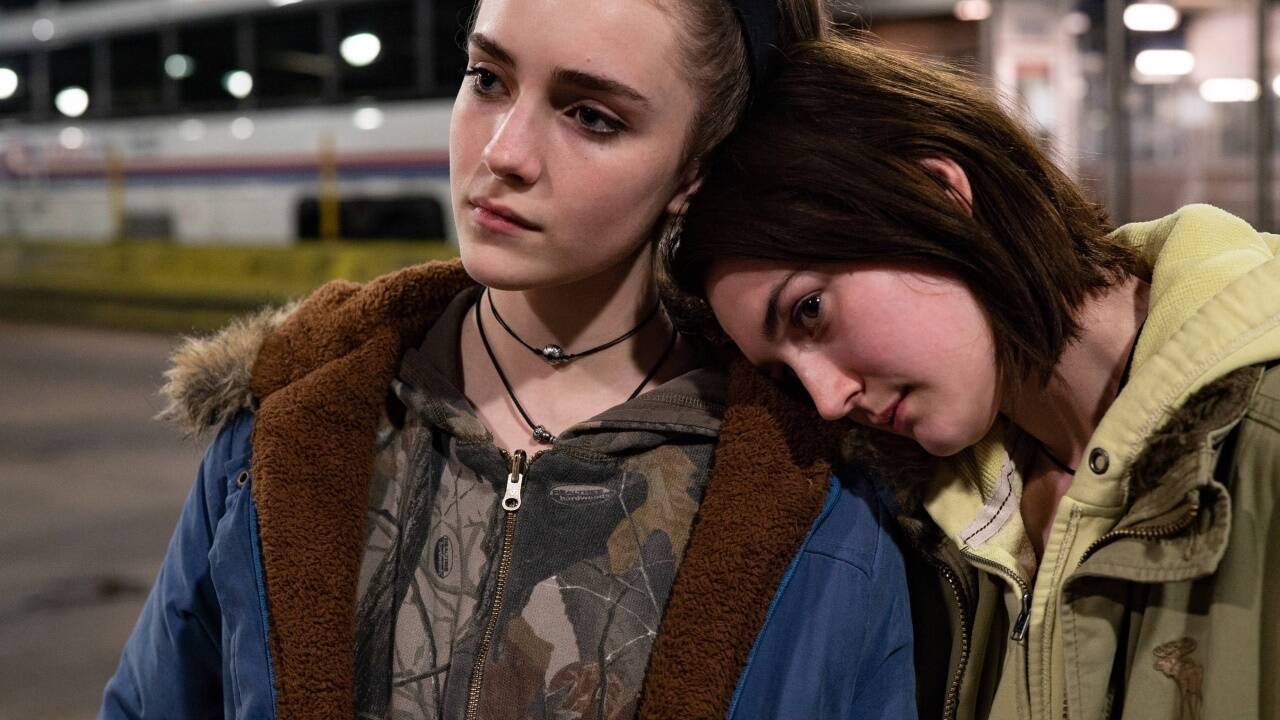 Zwei junge Damen auf einer schwierigen Reise. Zwei junge Damen auf einer schwierigen Reise.