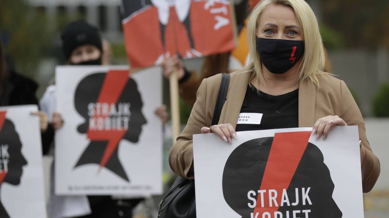 In Polen wird gegen Abtreibungsrechtsverschärfung protestiert 
