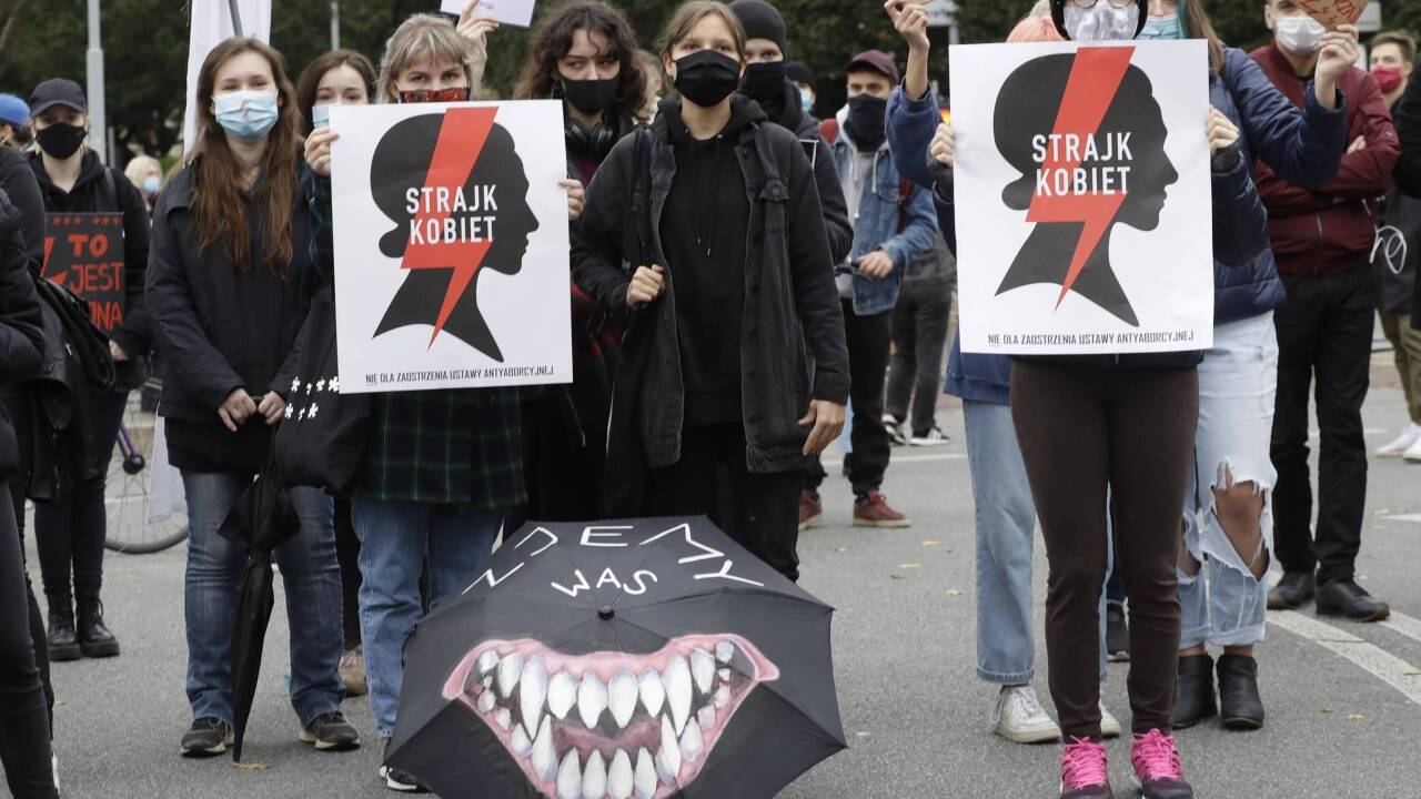 In Polen wird gegen Abtreibungsrechtsverschärfung protestiert 