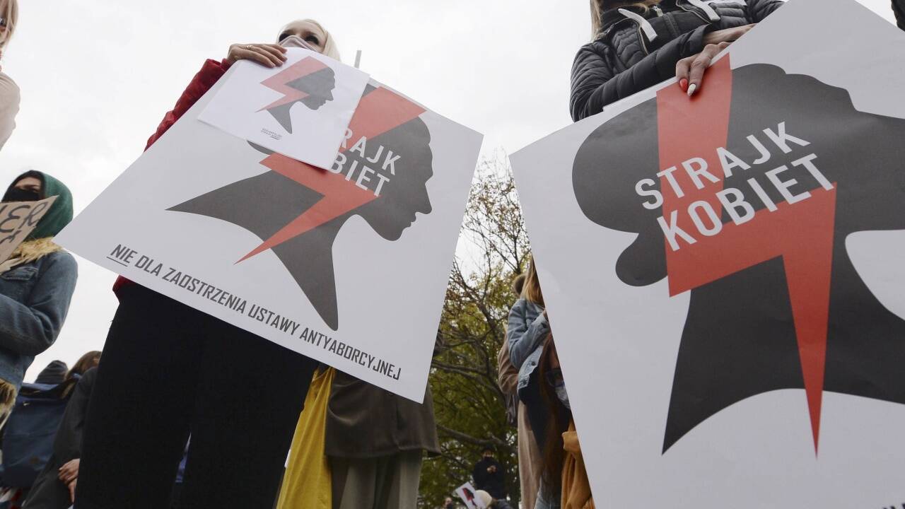 In Polen wird gegen Abtreibungsrechtsverschärfung protestiert 