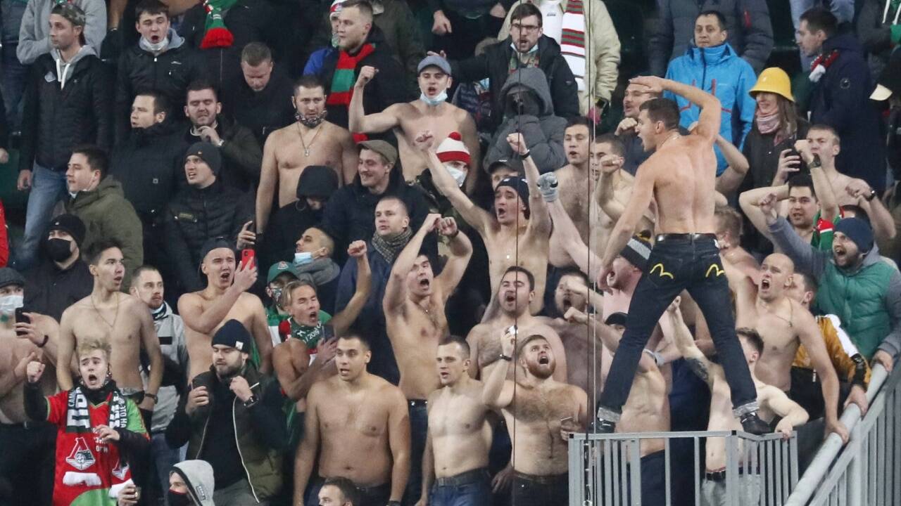 Wenige Masken, viel Haut: Zuschauer bei Lok Moskau – Bayern München in Moskau. 