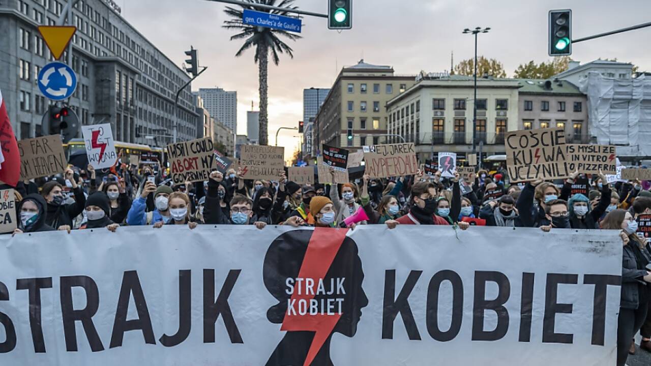 In Polen wird gegen Abtreibungsrechtsverschärfung protestiert 