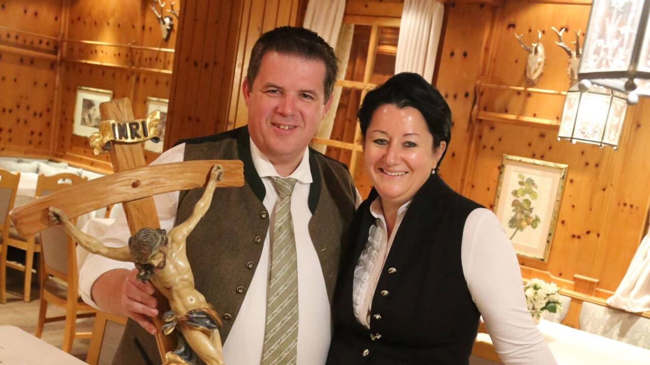 Silvana und Georg Eisl mit ihrem Herrgott, der nach dem Umbau in der neuen „Salzburger Stube“ hängen wird.  