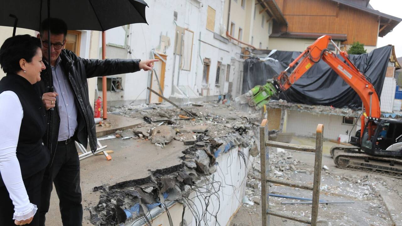 Grünauerhof-Chefin Silvana Eisl mit Bauunternehmer Thomas Kuss vor der Baugrube. 