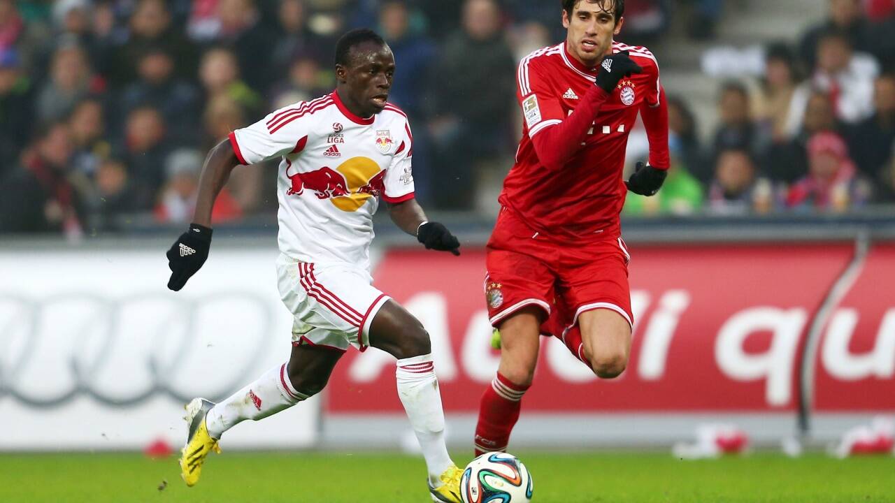 Sadio Mané entflieht 2014 Javier Martinez. 