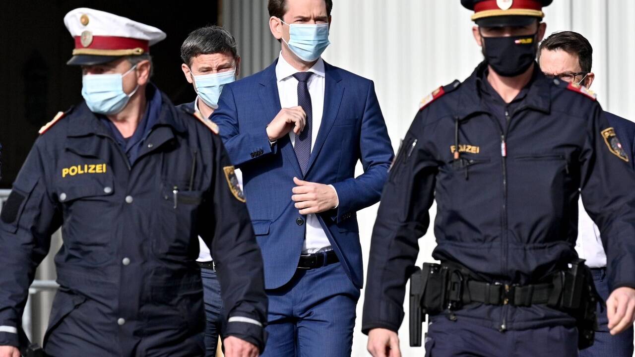 Von 3. bis 30. November gilt die neue Corona-Verordnung zum „Lockdown Light“. Bundeskanzler Sebastian Kurz am Samstag auf dem Weg zum Bundespräsidenten. 