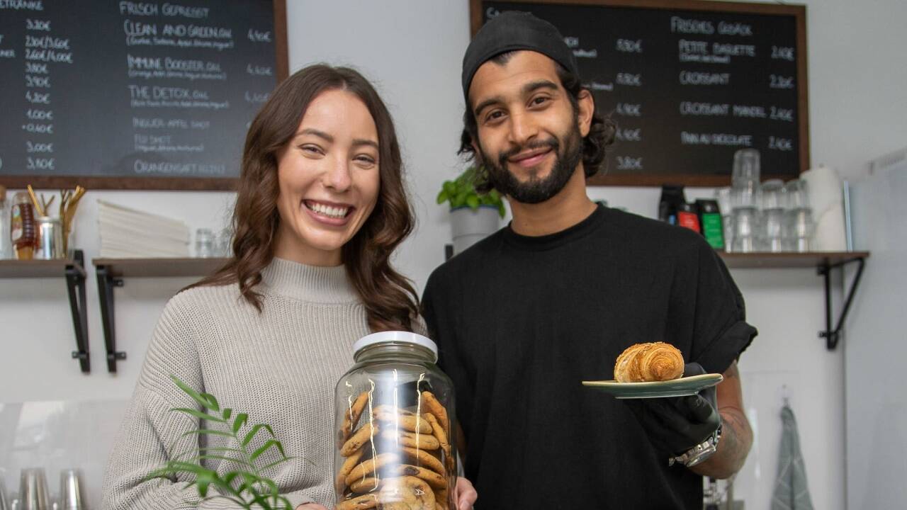 Yasmin und Tamez Vayej eröffnen ihr Café – trotz allem. Yasmin und Tamez Vayej eröffnen ihr Café – trotz allem.