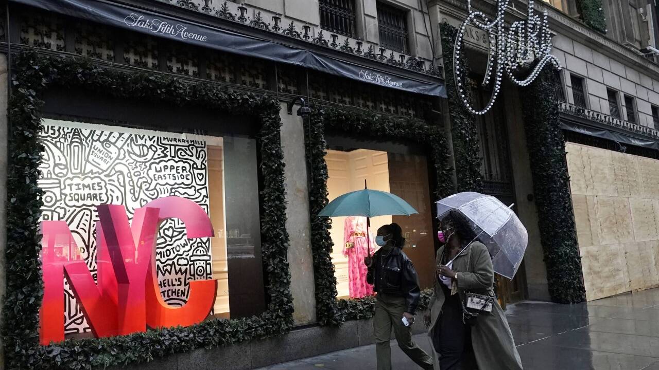 Viele Läden in New York nageln ihre Schaufenster mit Brettern zu, weil sie Ausschreitungen nach der Wahl befürchten. Viele Läden in New York nageln ihre Schaufenster mit Brettern zu, weil sie Ausschreitungen nach der Wahl befürchten.