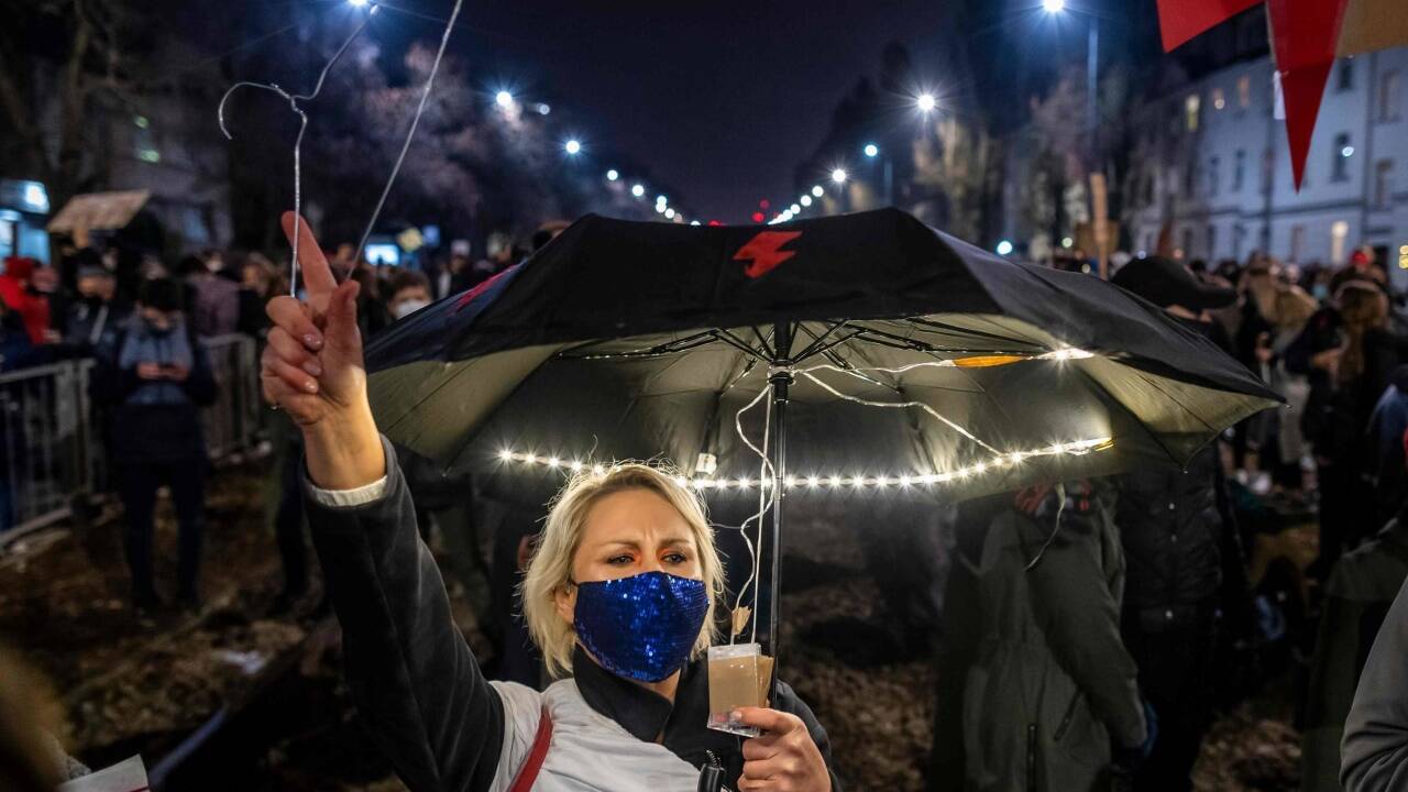 Ausgestattet mit einem Kleiderbügel – als Symbol für die illegale Abtreibung – protestiert diese Frau gegen die Verschärfung des polnischen Abtreibungsgesetzes.  