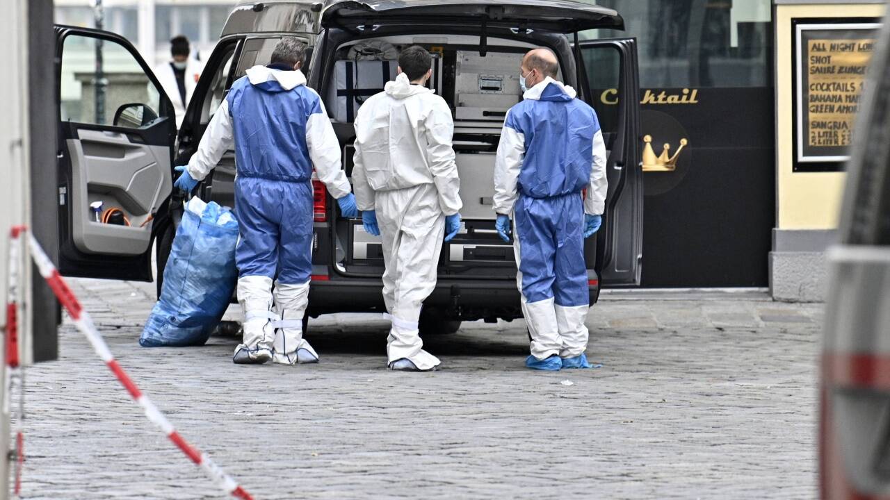 Polizeibeamte am Dienstag, 03. November 2020 am Tatort Schwedenplatz. 