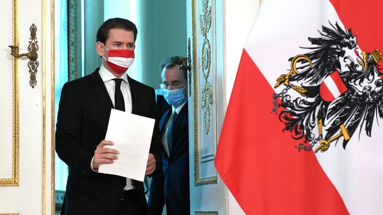 Bundeskanzler Sebastian Kurz kam zu seiner Rede nach dem Terroranschlag mit einer rot-weiß-roten Gesichtsmaske.  