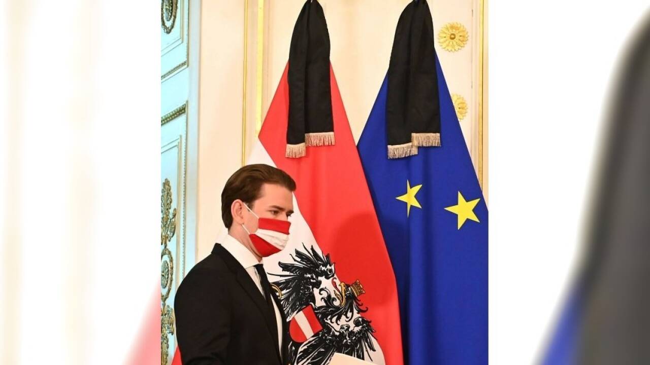 Bundeskanzler Sebastian Kurz kam zu seiner Rede nach dem Terroranschlag mit rot-weiß-roter Gesichtsmaske.  