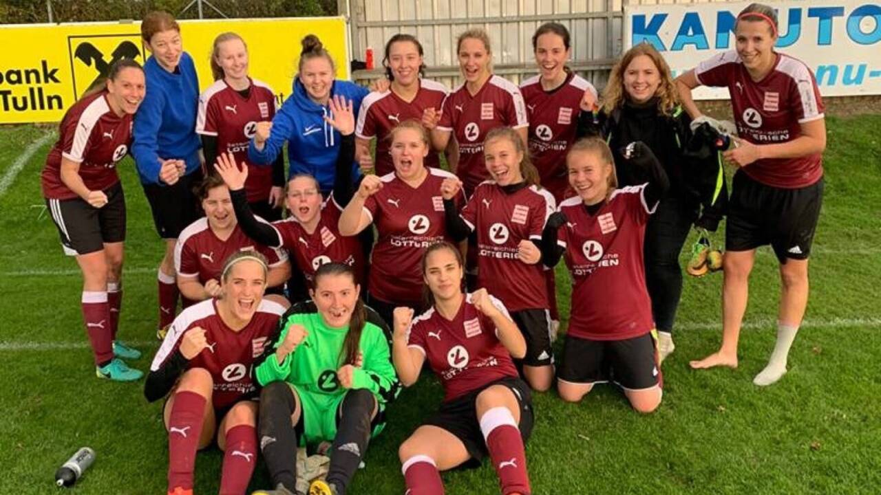 Als Trainerin beim SV Langenrohr (NÖ) vermittelt die Pinzgauerin Magdalena Bachler (hinten, 4. v. l.) Spaß am Fußball.  