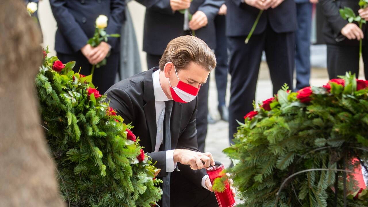Bundeskanzler Kurz bei der Kranzniederlegung.  