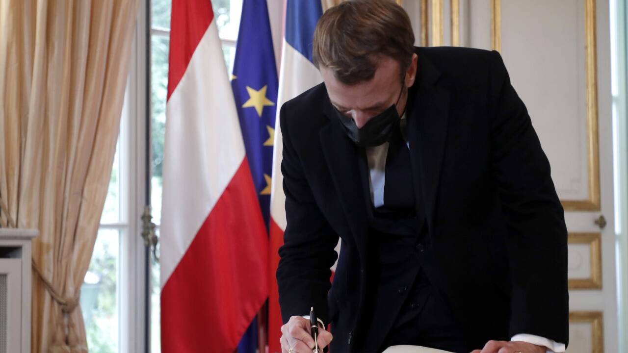 Frankreichs Staatspräsident Macron trägt sich in Paris in das Kondolenzbuch der österreichischen Botschaft ein. Auf Deutsch schreibt er: „In der Freude wie im Schmerz sind wir vereint.“ 