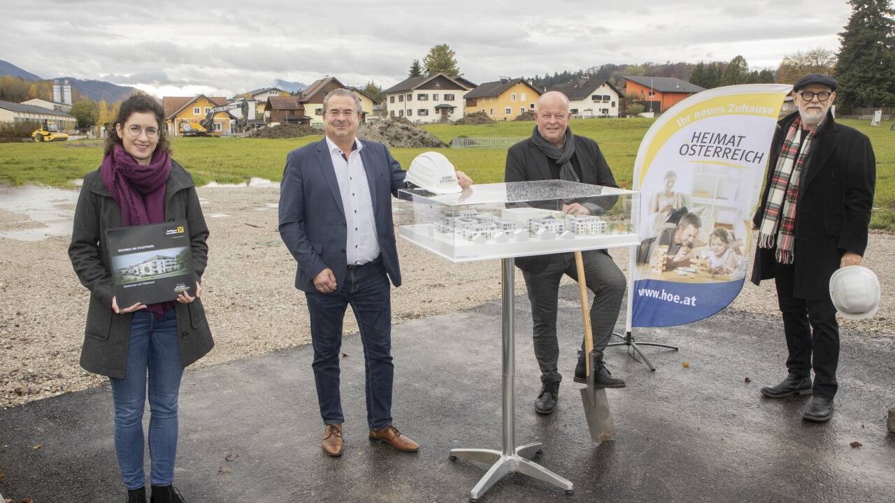 Vorfreude auf den neuen Stadtteil: Andrea Stemeseder (Raiffeisen Immobilien), Stephan Gröger (Heimat Österreich), Bgm.Konrad Pieringer (ÖVP) und Architekt Ludwig Kofler. 
