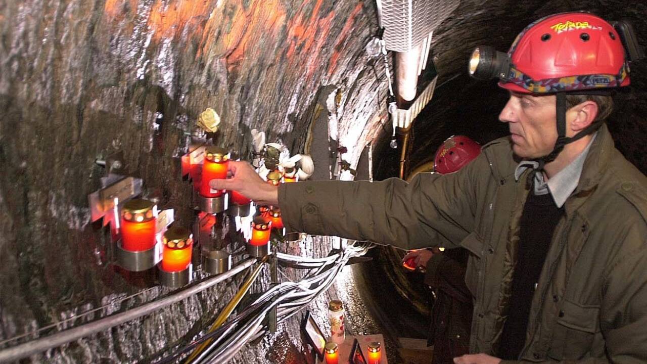 Prokurist Günther Brennsteiner bei einem Gedenken an die Opfer im Tunnel. 