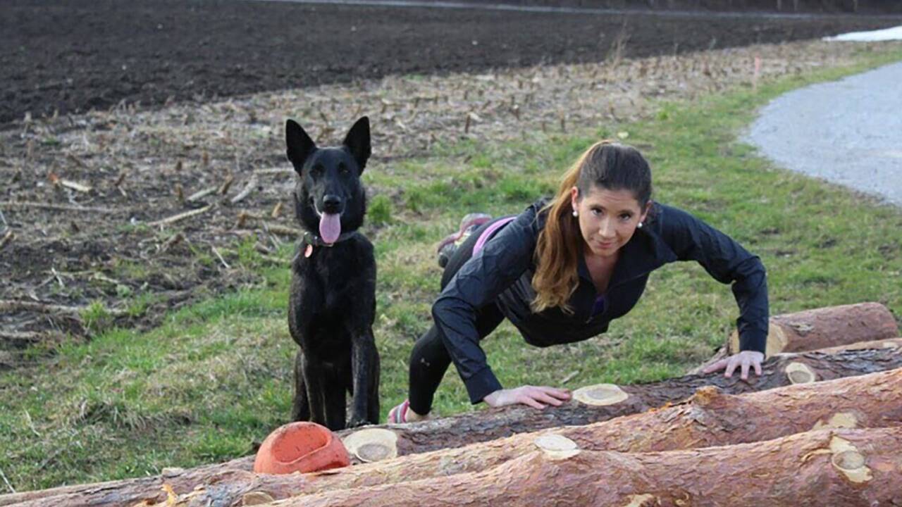 Christine Harringer mit Schäferhündin Aquila beim Training.  
