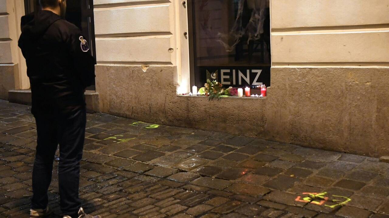 Stilles Gedenken an jenen Orten, wo die tödlichen Schüsse des Attentäters trafen. Stilles Gedenken an jenen Orten, wo die tödlichen Schüsse des Attentäters trafen.