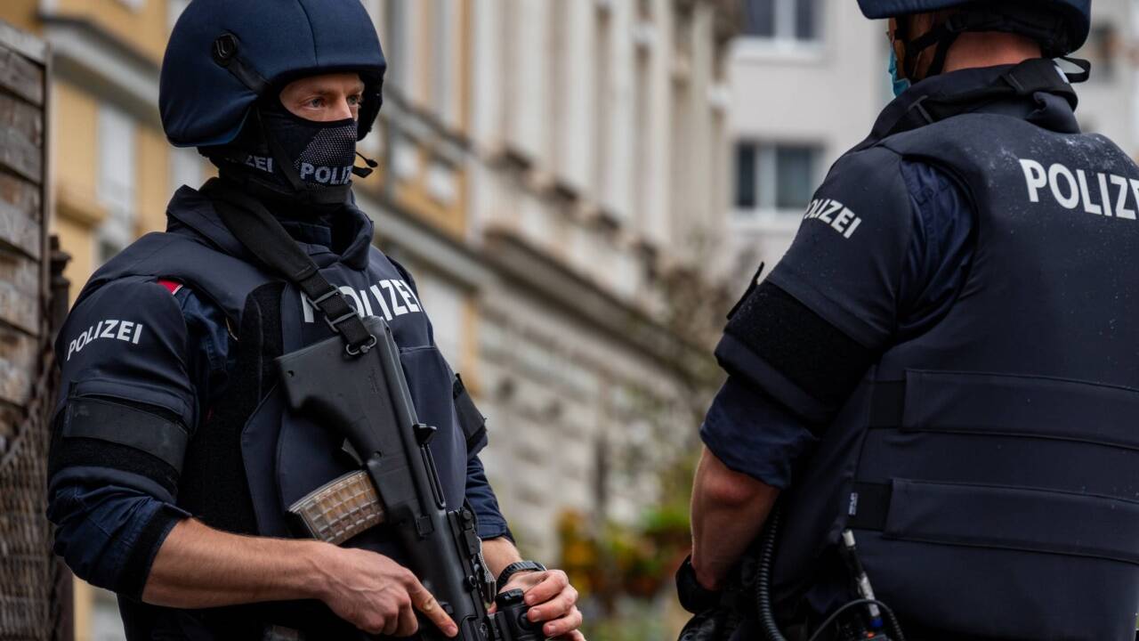 Beamte im Rahmen einer Hausdurchsuchung im Gefolge des Terroranschlags von Wien.  