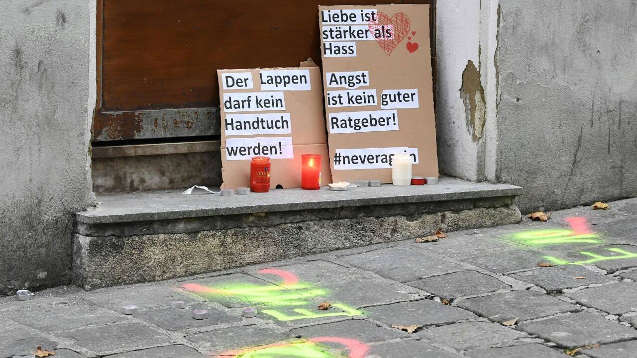 Kerzen an einem der Tatorte in der Seitenstettengasse in der Wiener Innenstadt am Mittwoch. 