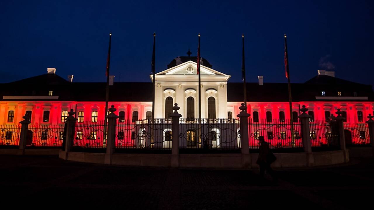 Präsidentenpalast in Preßburg in Rot-Weiß-Rot 