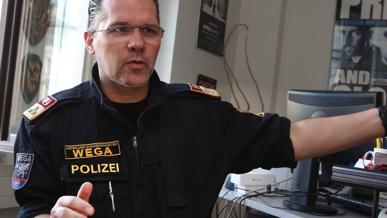 Oberst Ernst Albrecht (55) leitet seit 2005 die Spezialeinheit WEGA. Oberst Ernst Albrecht (55) leitet seit 2005 die Spezialeinheit WEGA.