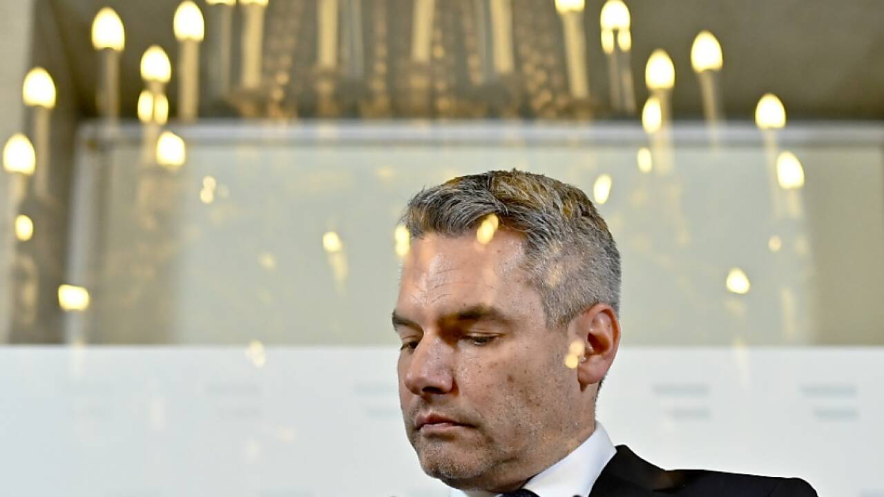 Der Innenminister gerät langsam unter Druck 
