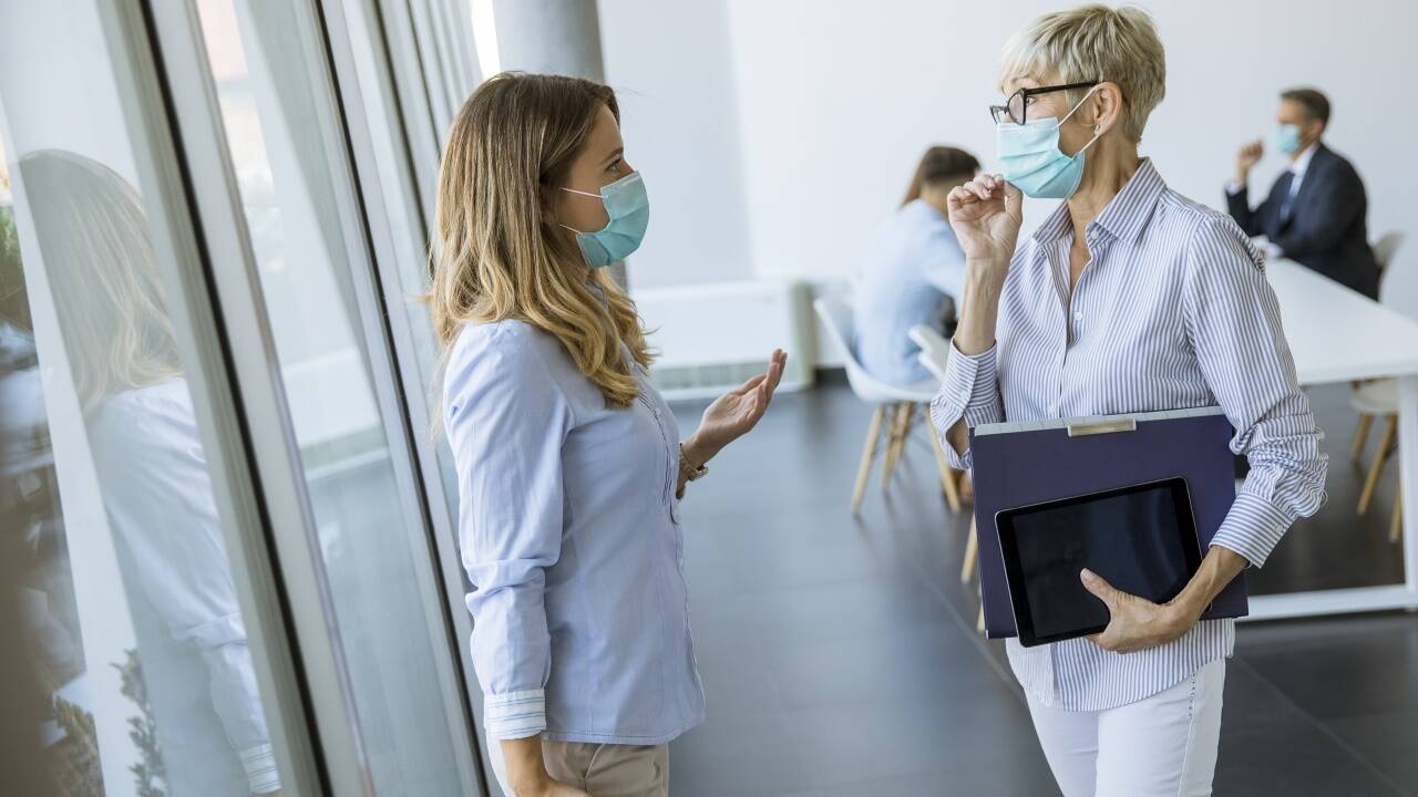 Gesten und Stimmübungen helfen dabei, mit Maske verständlich zu sprechen.   Gesten und Stimmübungen helfen dabei, mit Maske verständlich zu sprechen.