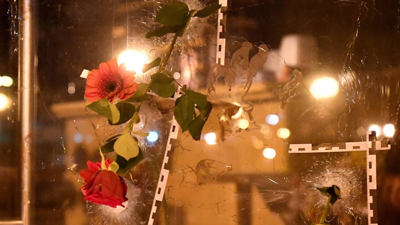 Die Folgen des Terroranschlags in Wien könnten bald auch die Gerichte beschäftigen. Ein Wiener Anwalt will die Republik klagen. Die Folgen des Terroranschlags in Wien könnten bald auch die Gerichte beschäftigen. Ein Wiener Anwalt will die Republik klagen.