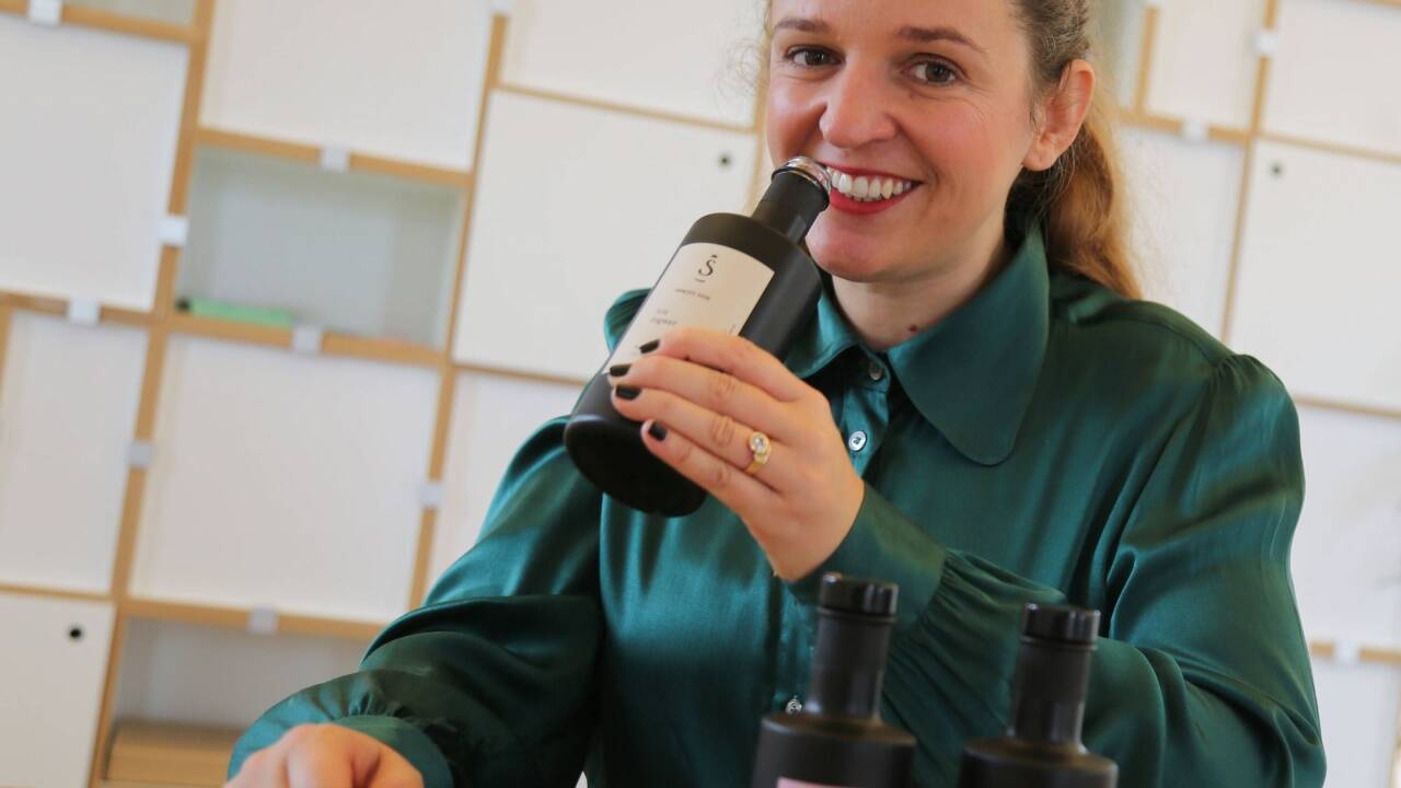 Verena Schwaighofer riecht hier am Ingwer-Essig.  