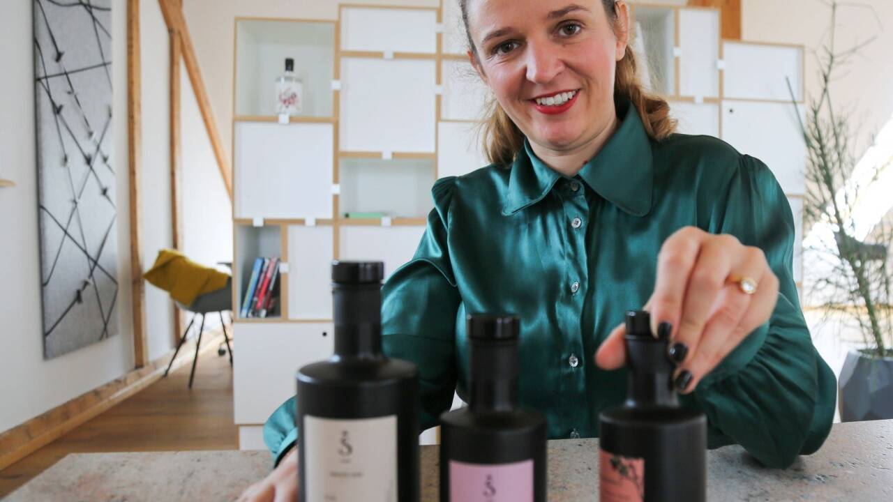 16 Euro kostet die 300-Milliliter-Flasche Apfelessig, andere Sorten (darunter Feige, Waldbeere und Erdbeere) gibt es in 200-Milliliter-Flaschen um 15 Euro. 