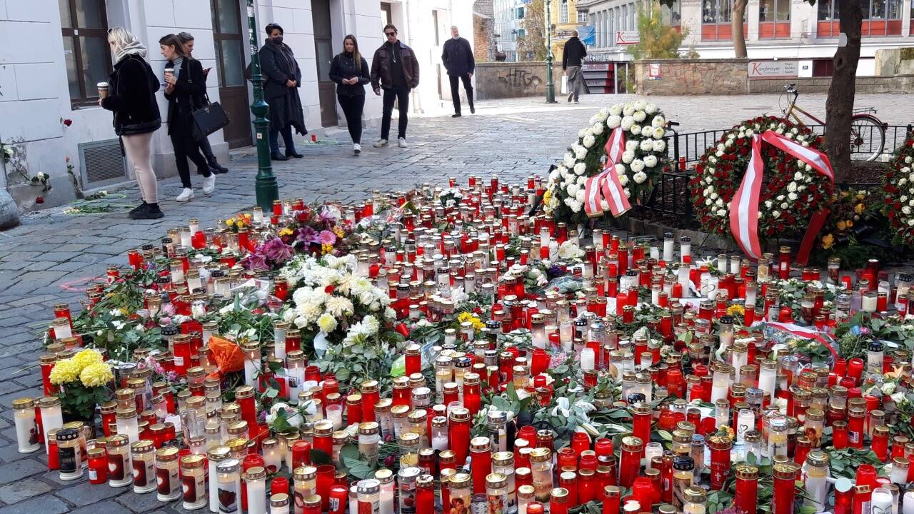 Tausende Kerzen, Blumen und Kränze im Gedenken an die Opfer des Terroranschlags. 