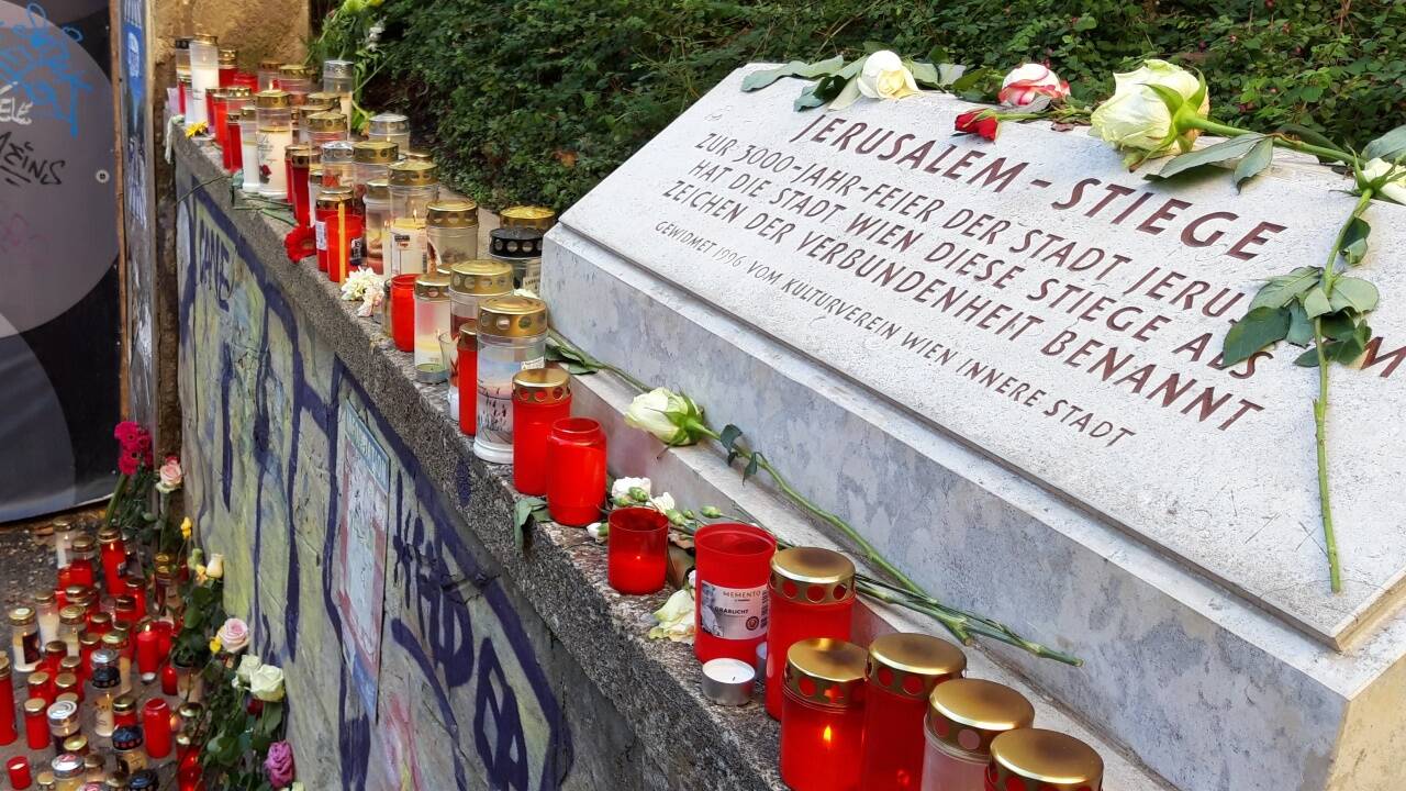 Überall dort, wo die Opfer starben, ist die Anzahl der Kerzen besonders groß. 