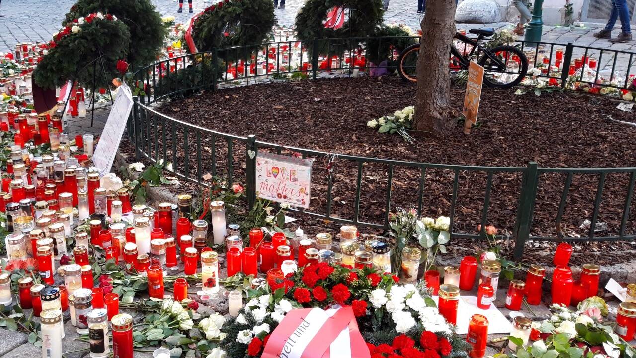 Hunderte Menschen zogen schockiert und trauernd in aller Stille durch das sonst so belebte Viertel. 