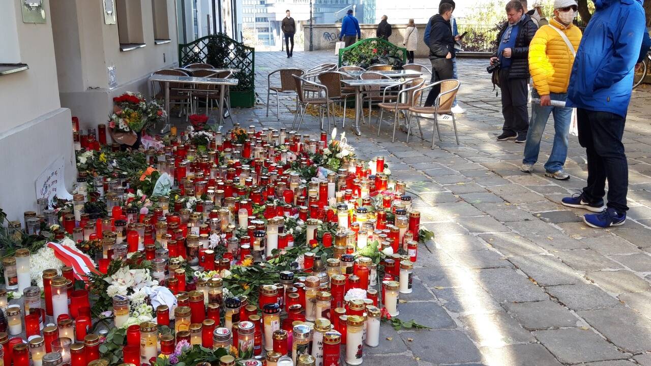 Andacht vor dem Lokal Salzamt, wo eine Kellnerin erschossen wurde. 