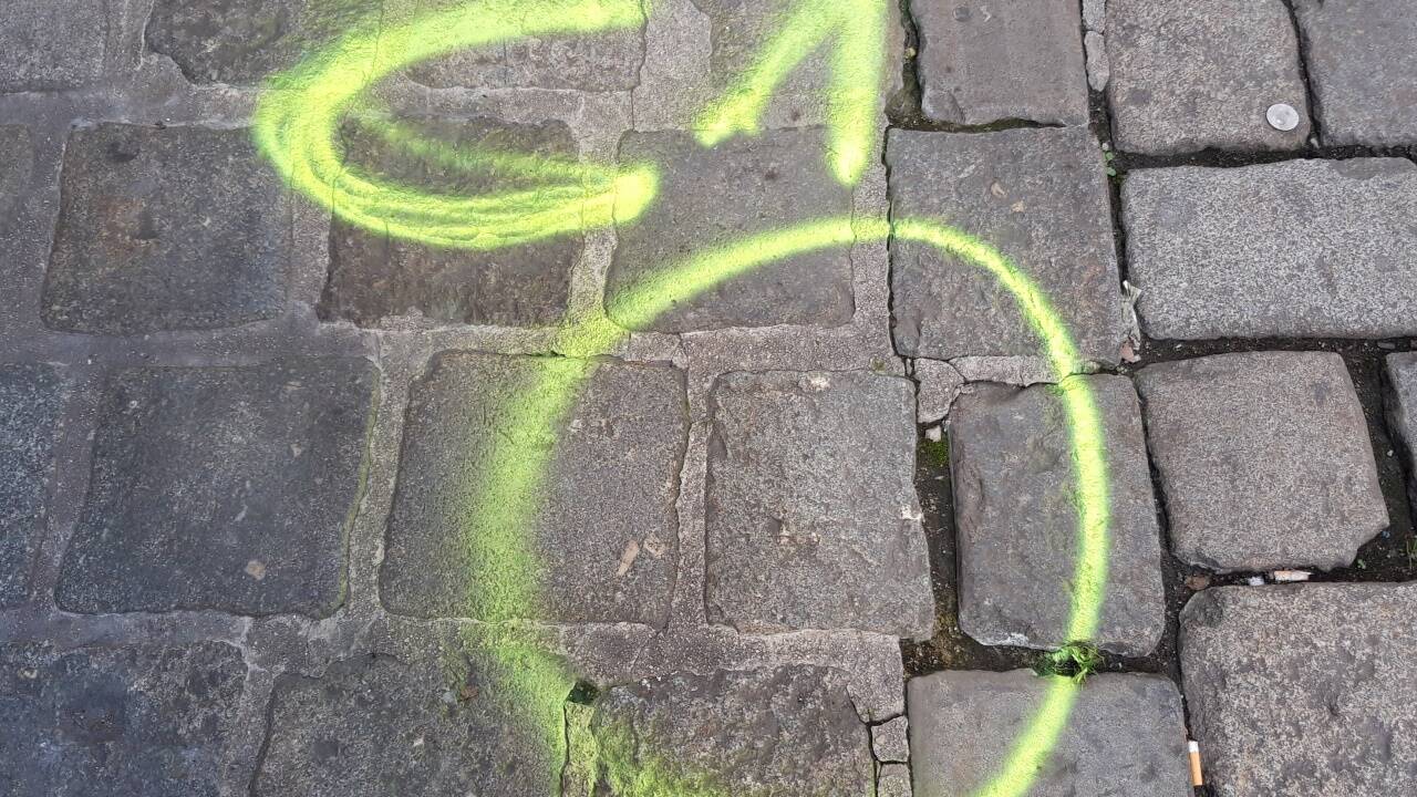 Bodenmarkierungen zeugen von Einschüssen und Patronenfunden. 