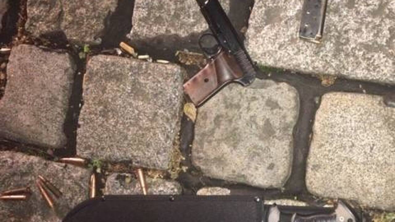 Machete, Pistole, Munition. 
