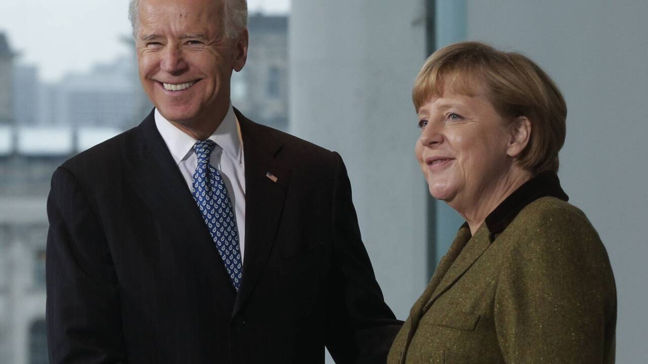 Eine Szene aus 2013, die sich bald wiederholen dürfte: Joe Biden und Angela Merkel haben einander etwas zu sagen. 