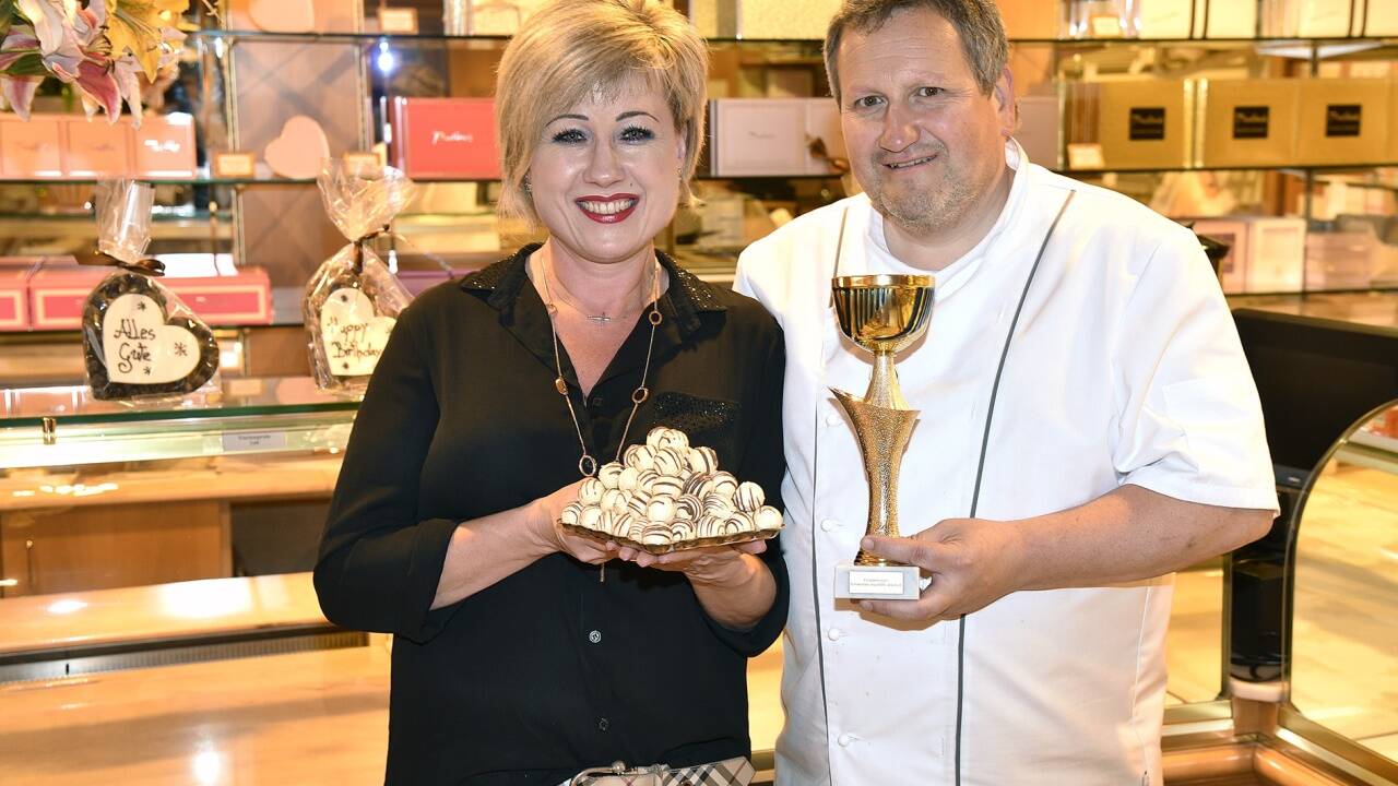 Die süßen Kreationen von Konditor Bernd Hochleitner (mit Frau Claudia) sind mehrfach preisgekrönt. Die süßen Kreationen von Konditor Bernd Hochleitner (mit Frau Claudia) sind mehrfach preisgekrönt.