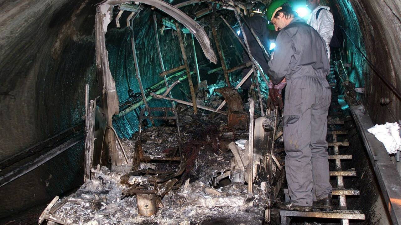 Die Reste der ausgebrannten Gletscherbahn-Garnitur. Am 11. November 2000 kam es zum verheerenden Brand.  